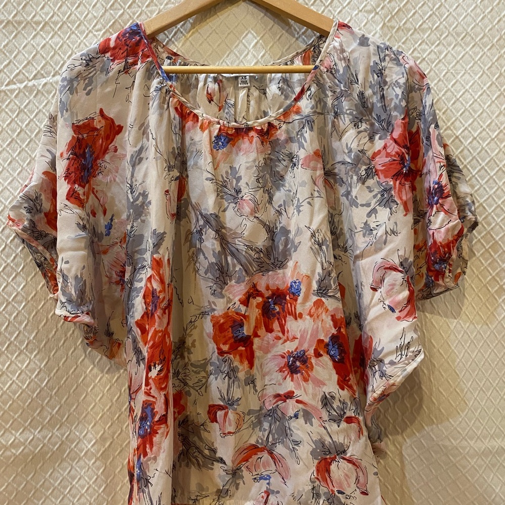 Cabi 100% Silk Floral Dress Top - Red/Blue/Cream/Gray. Short Sleeve. XS.